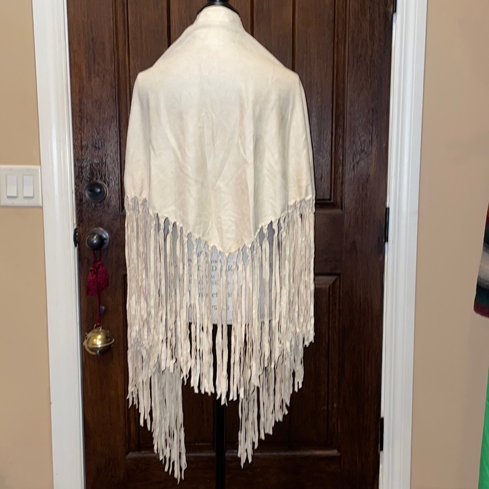 BOHO FRANCESCA’S SHAWL PONCHO WRAP WHITE BEIGE NWT - Picture 3 of 15